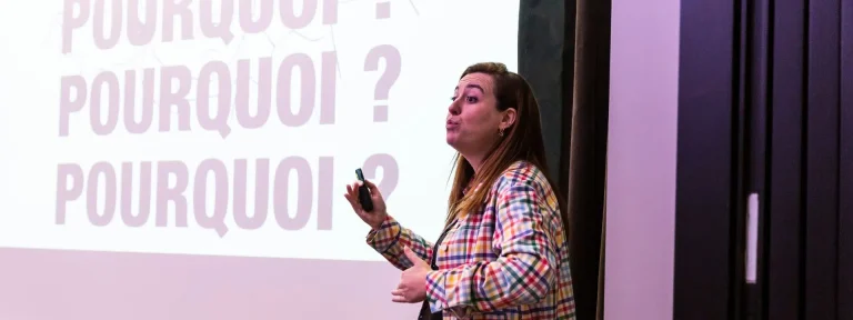 la formatrice faisant une présentation