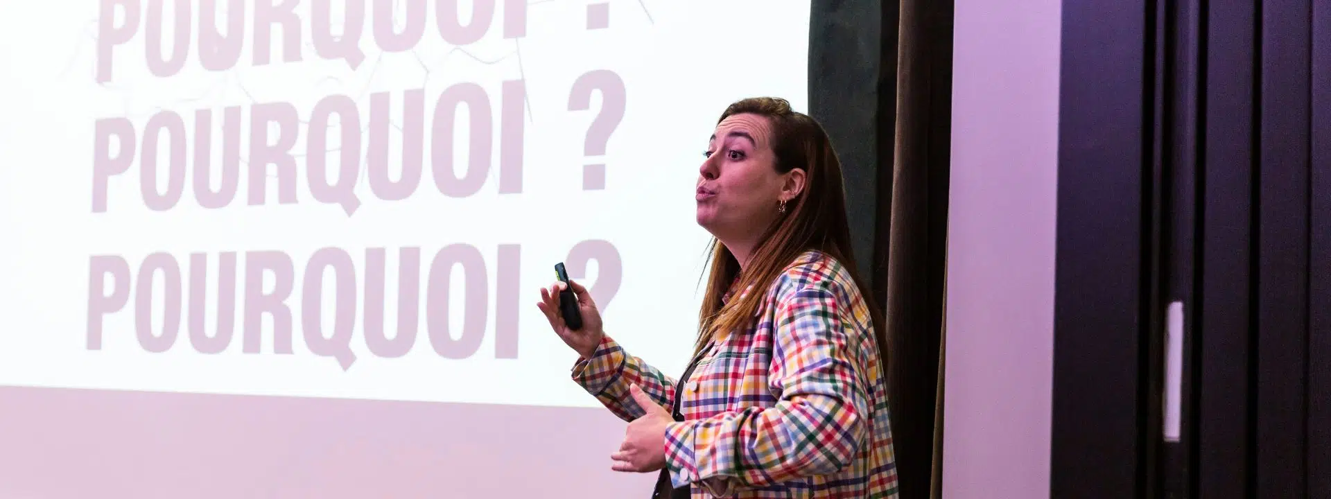 la formatrice faisant une présentation